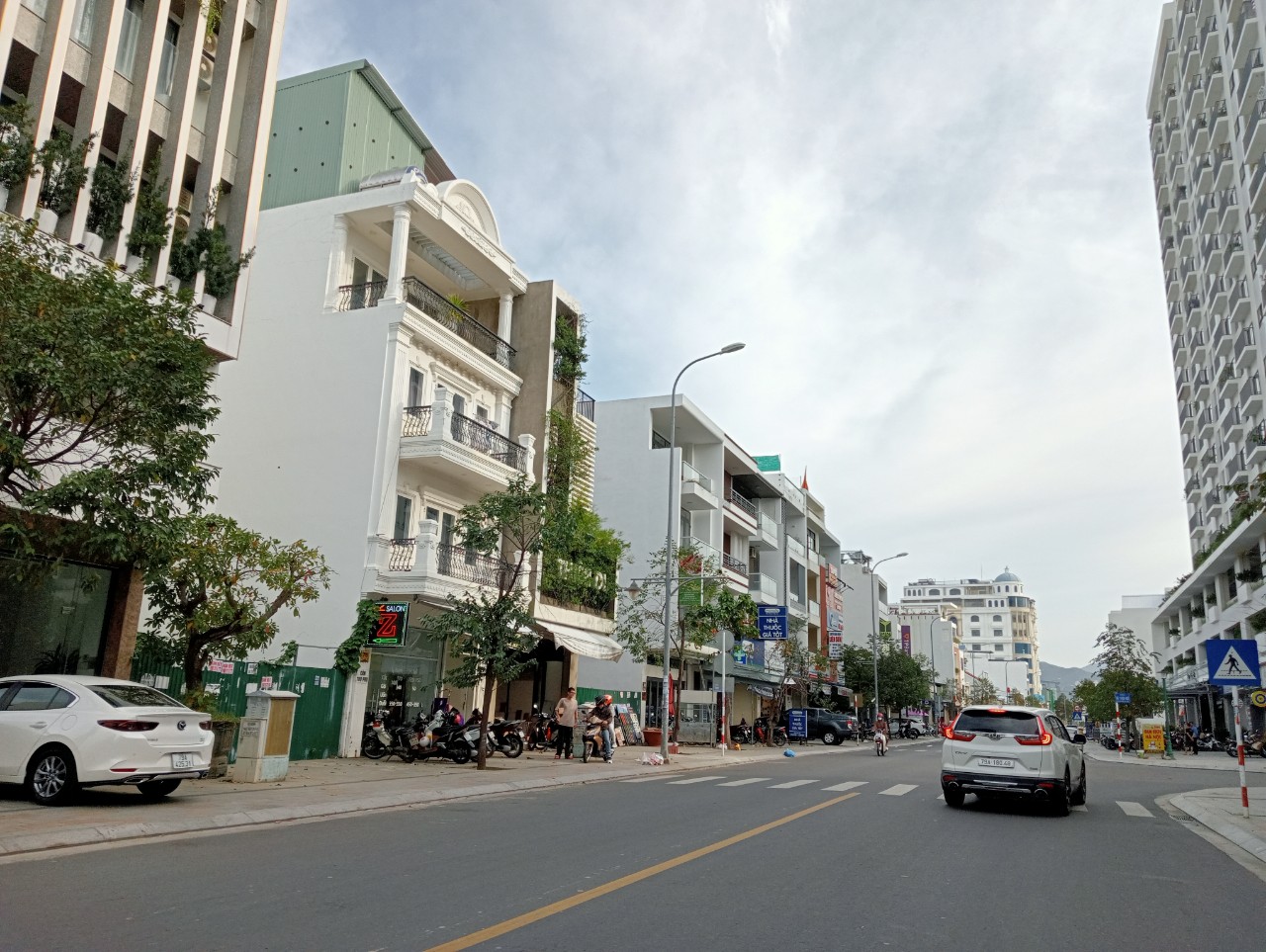 Đường Th&iacute;ch Quảng Đức gần khu H&agrave; Quang Nha Trang với d&atilde;y nh&agrave; phố kinh doanh tầng trệt, th&aacute;ng 12/2022