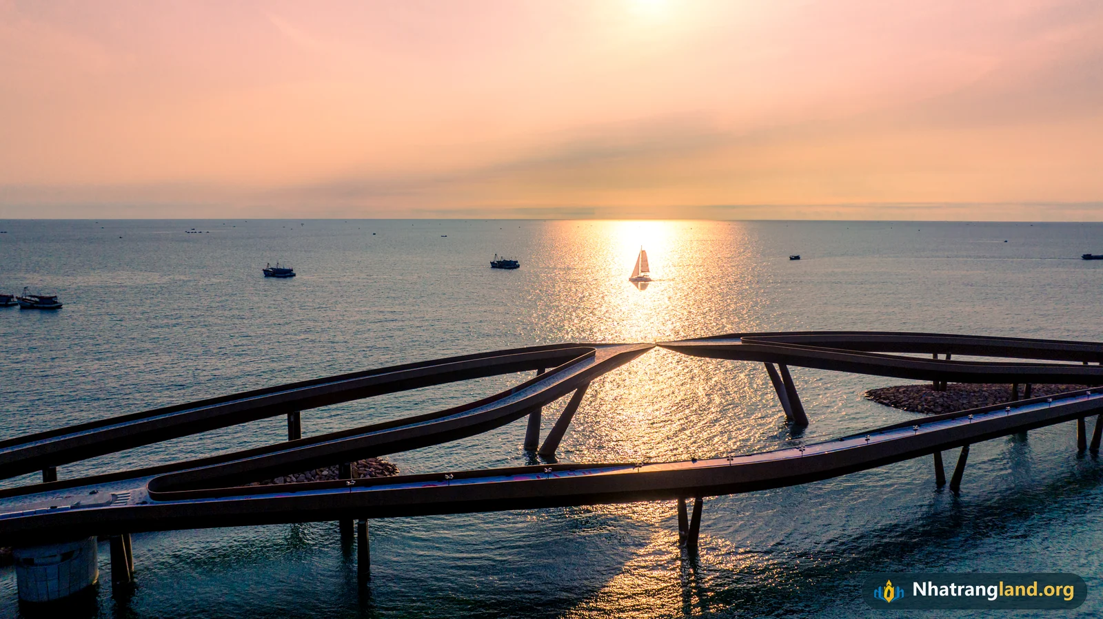 Cầu Hôn Kiss Bridge rực rỡ dưới ánh hoàng hôn tại Nam đảo Phú Quốc biểu tượng kiến trúc do Marco Casamonti và Sun Group kiến tạo
