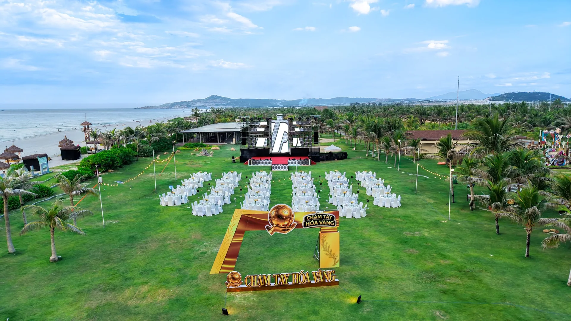 Kh&ocirc;ng gian s&acirc;n khấu v&agrave; b&agrave;n tiệc trắng ngo&agrave;i trời tại ph&acirc;n khu B&atilde;i biển sự kiện cao cấp CaraBeach