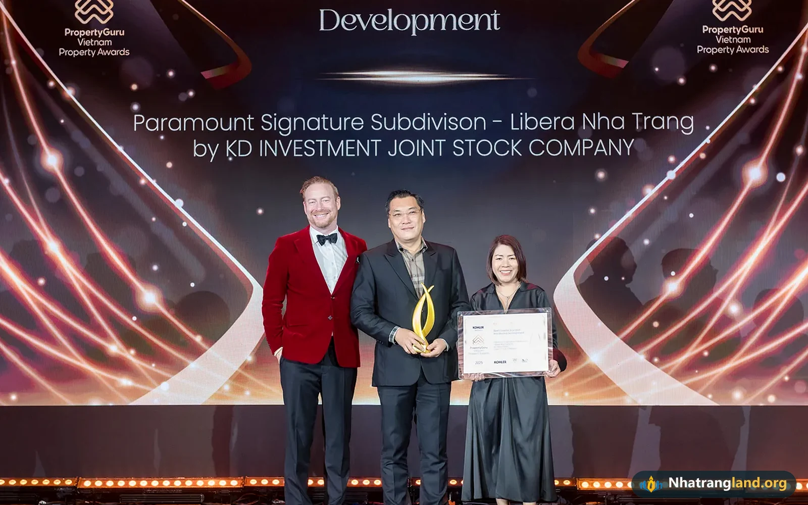 Đại diện KDI Holdings nhận c&uacute; đ&uacute;p giải thưởng tại Giải thưởng Bất động sản Việt Nam PropertyGuru 2025