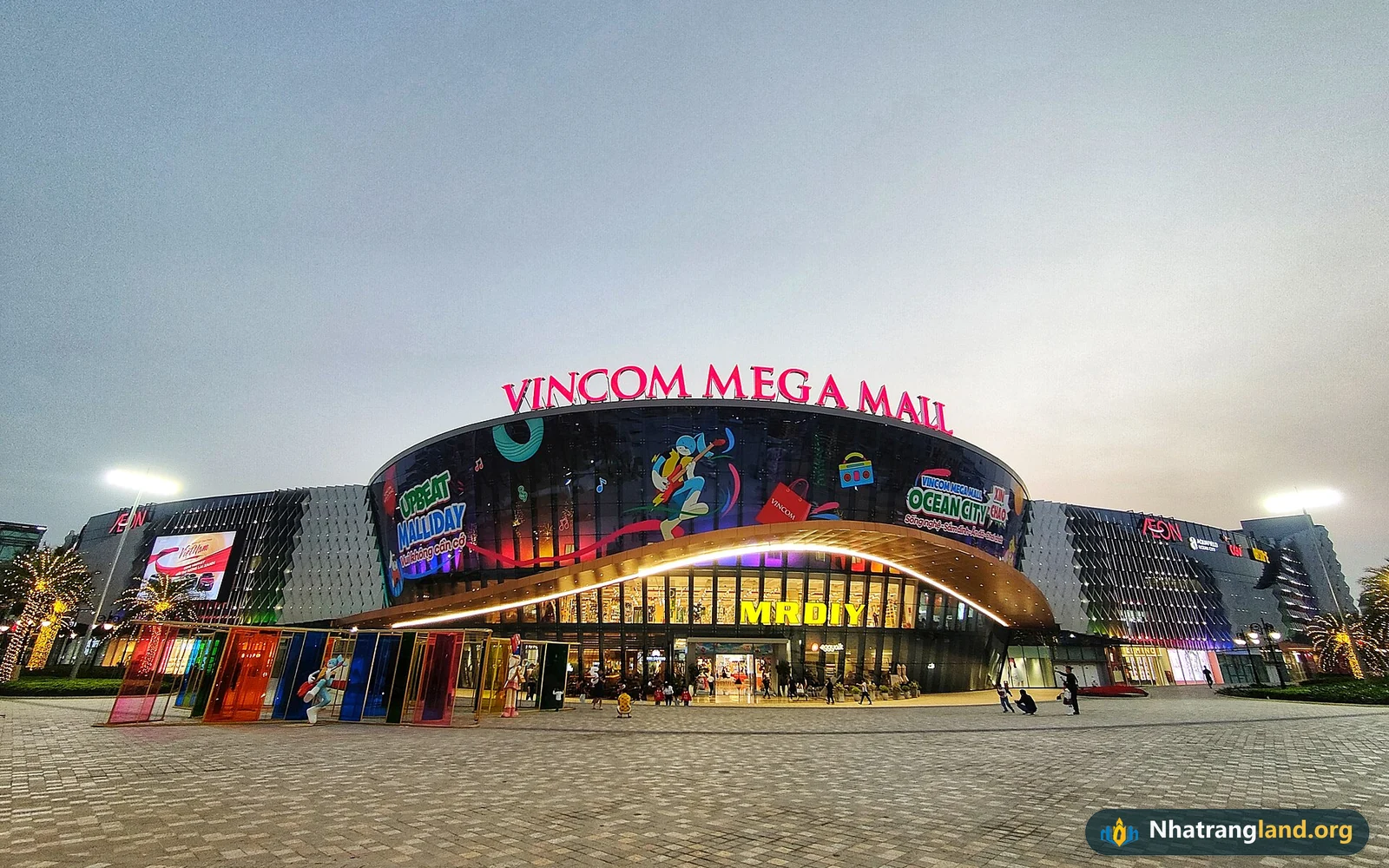 Trung t&acirc;m thương mại Vincom Mega Mall sầm uất đ&oacute;ng vai tr&ograve; t&acirc;m điểm mua sắm giải tr&iacute; tại đại đ&ocirc; thị Vinhomes