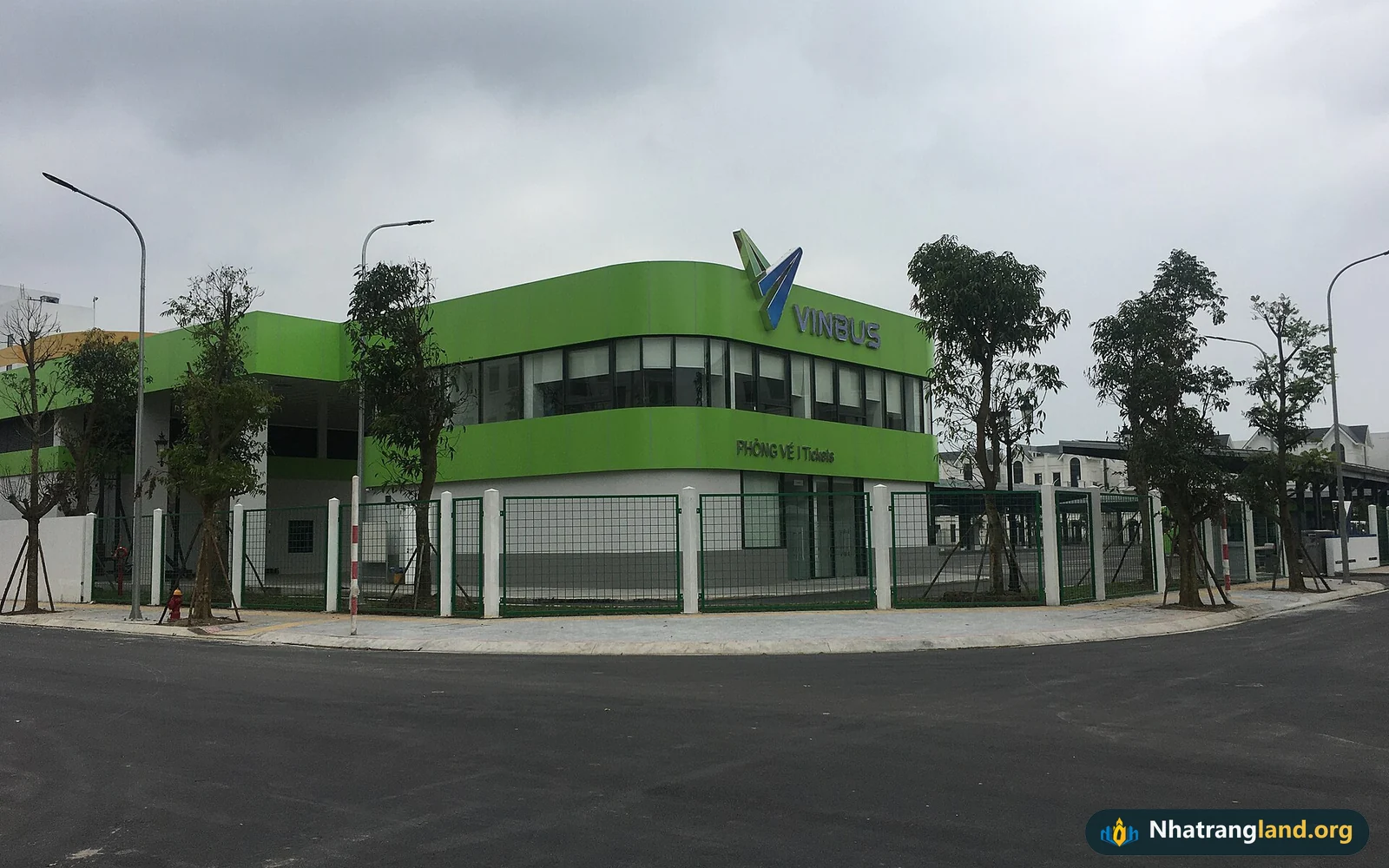 Tuyến xe bu&yacute;t điện th&ocirc;ng minh kh&ocirc;ng kh&oacute;i bụi VinBus vận h&agrave;nh kết nối nội khu v&agrave; ngoại khu tại c&aacute;c đại đ&ocirc; thị Vinhomes