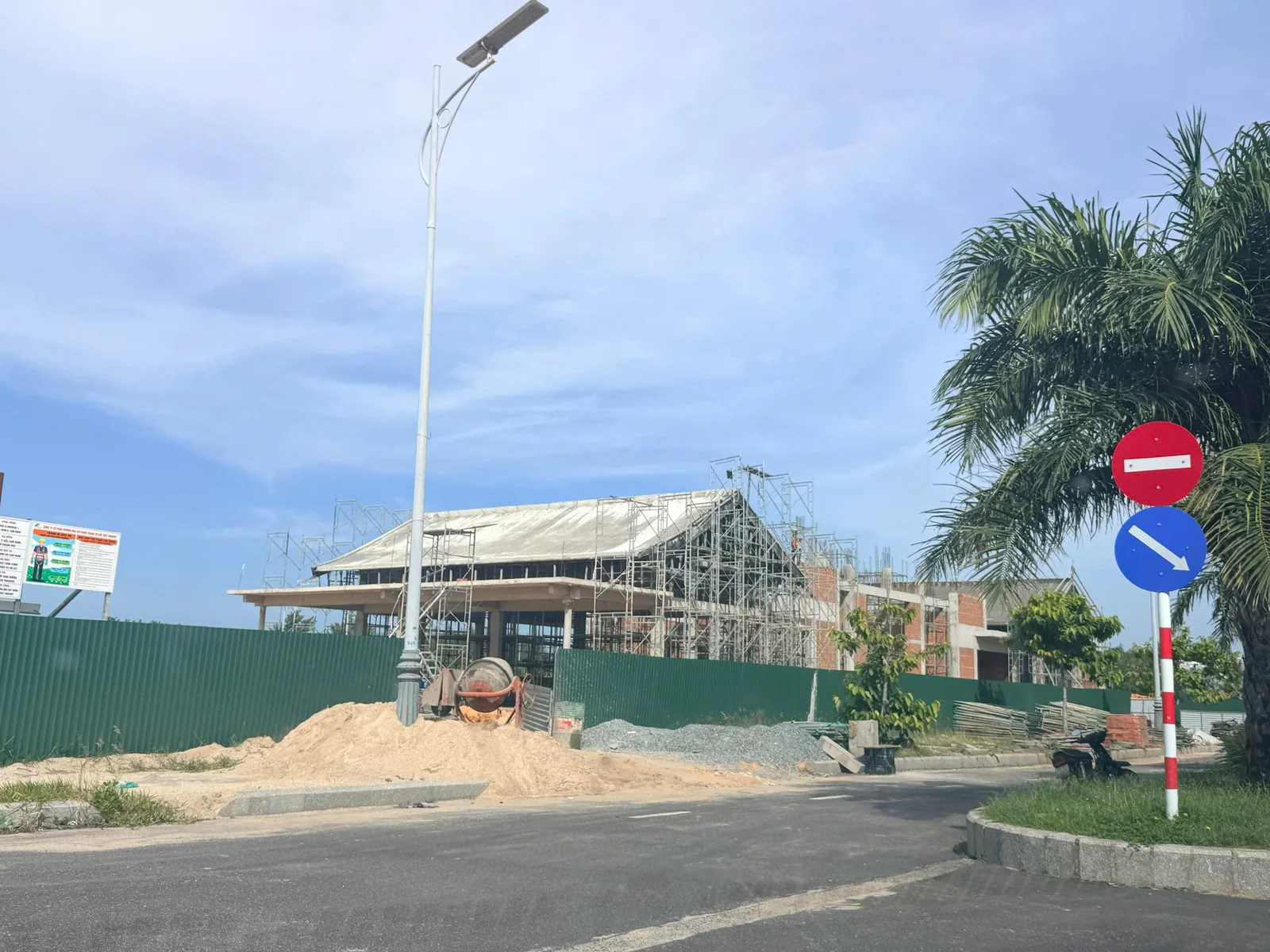 Cận cảnh tiến độ tháng 10/2026 của Nikko Clubhouse tại Para Sol đã đổ bê tông cất nóc mái dốc chữ A đúng chuẩn thiết kế phối cảnh