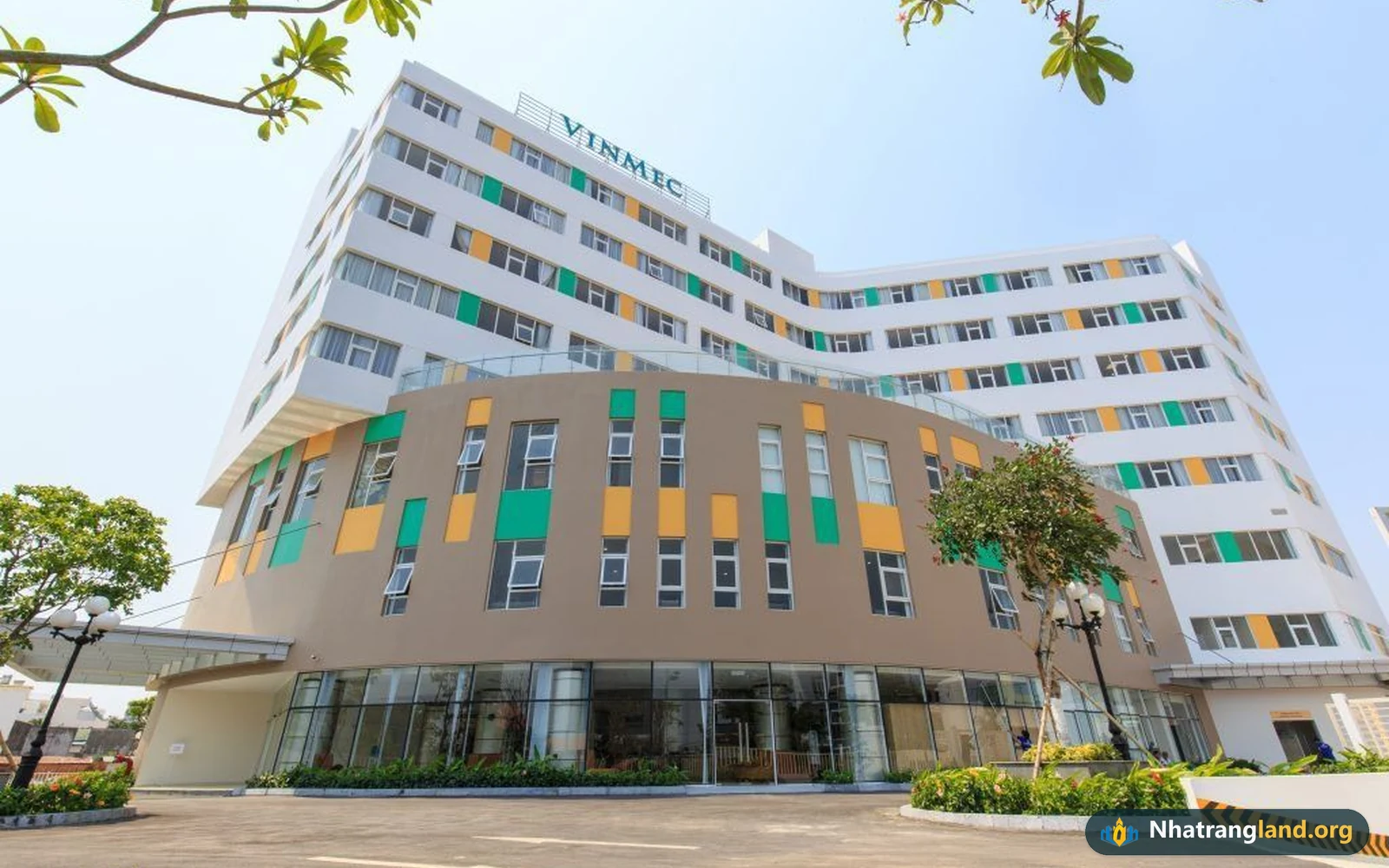 Bệnh viện Đa khoa Quốc tế Vinmec tại số 42A đường Trần Phú cách Vinhomes Pearl Bay Nha Trang chỉ 6 phút di chuyển
