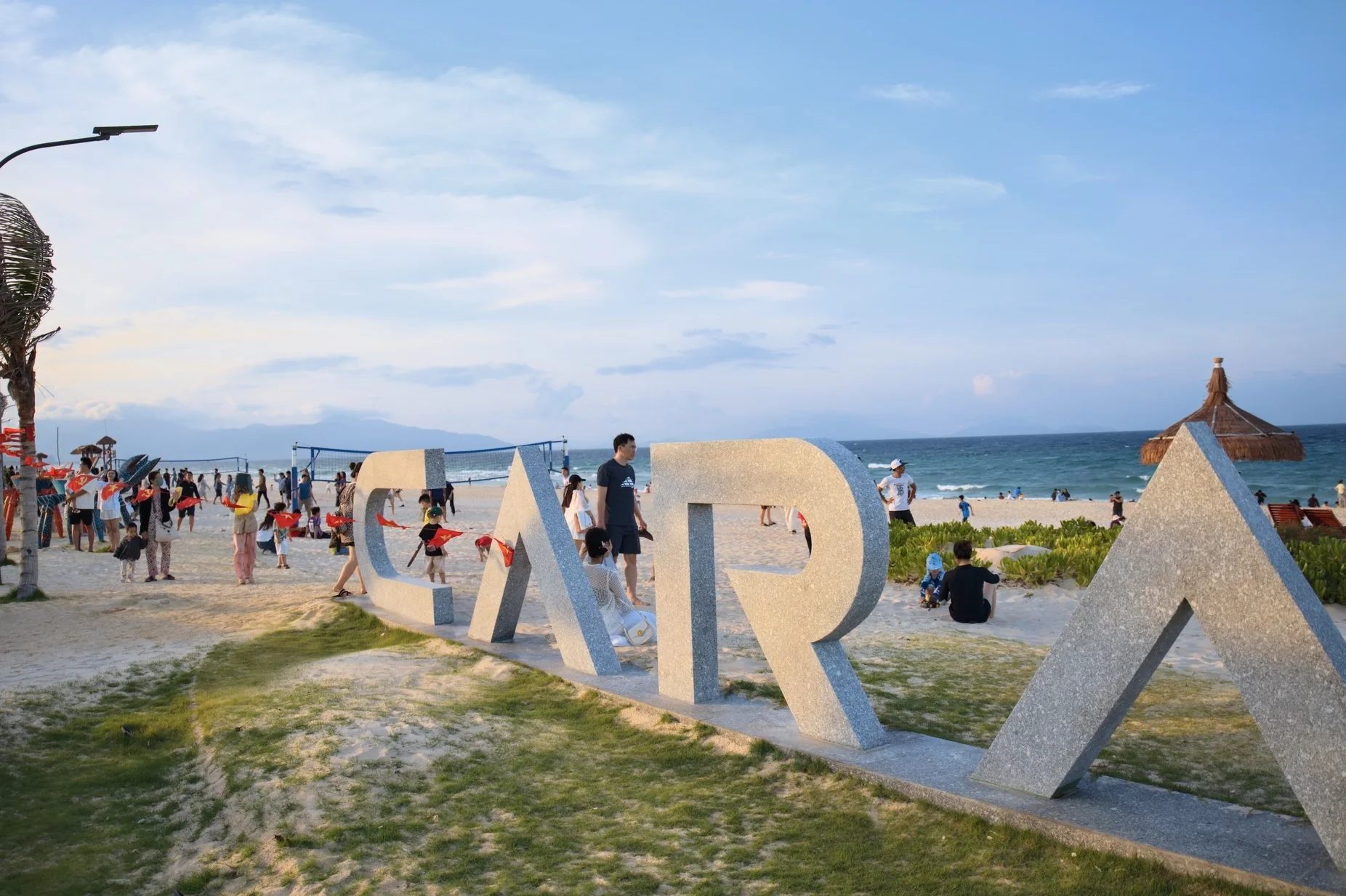 Thực tế cụm chữ đ&aacute; CARAWORLD check-in s&aacute;t bờ c&aacute;t trắng tại C&ocirc;ng vi&ecirc;n biển CaraBeach