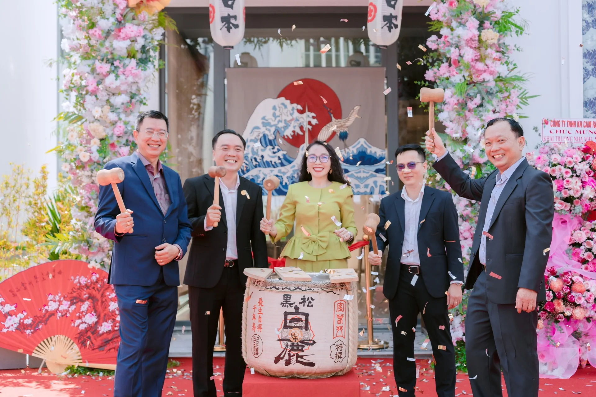 Nghi thức đập rượu Sake khai trương nh&agrave; mẫu Nikko thực tế tại ph&acirc;n khu Para Sol CaraWorld Cam Ranh
