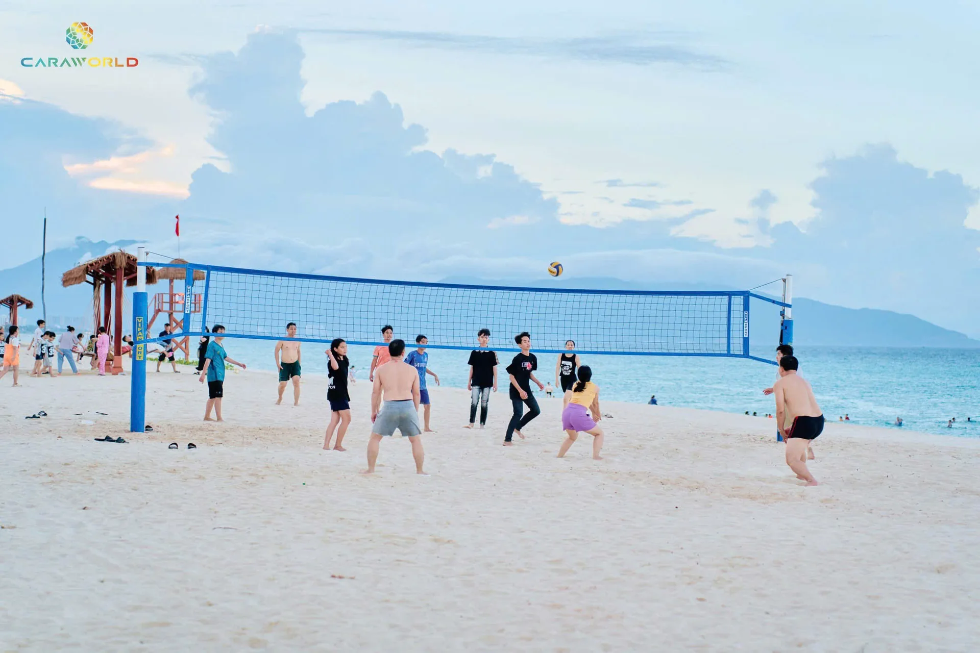 Thực tế du kh&aacute;ch tắm biển l&agrave;n nước xanh ngọc trong vắt tại b&atilde;i tắm chung CaraBeach B&atilde;i D&agrave;i