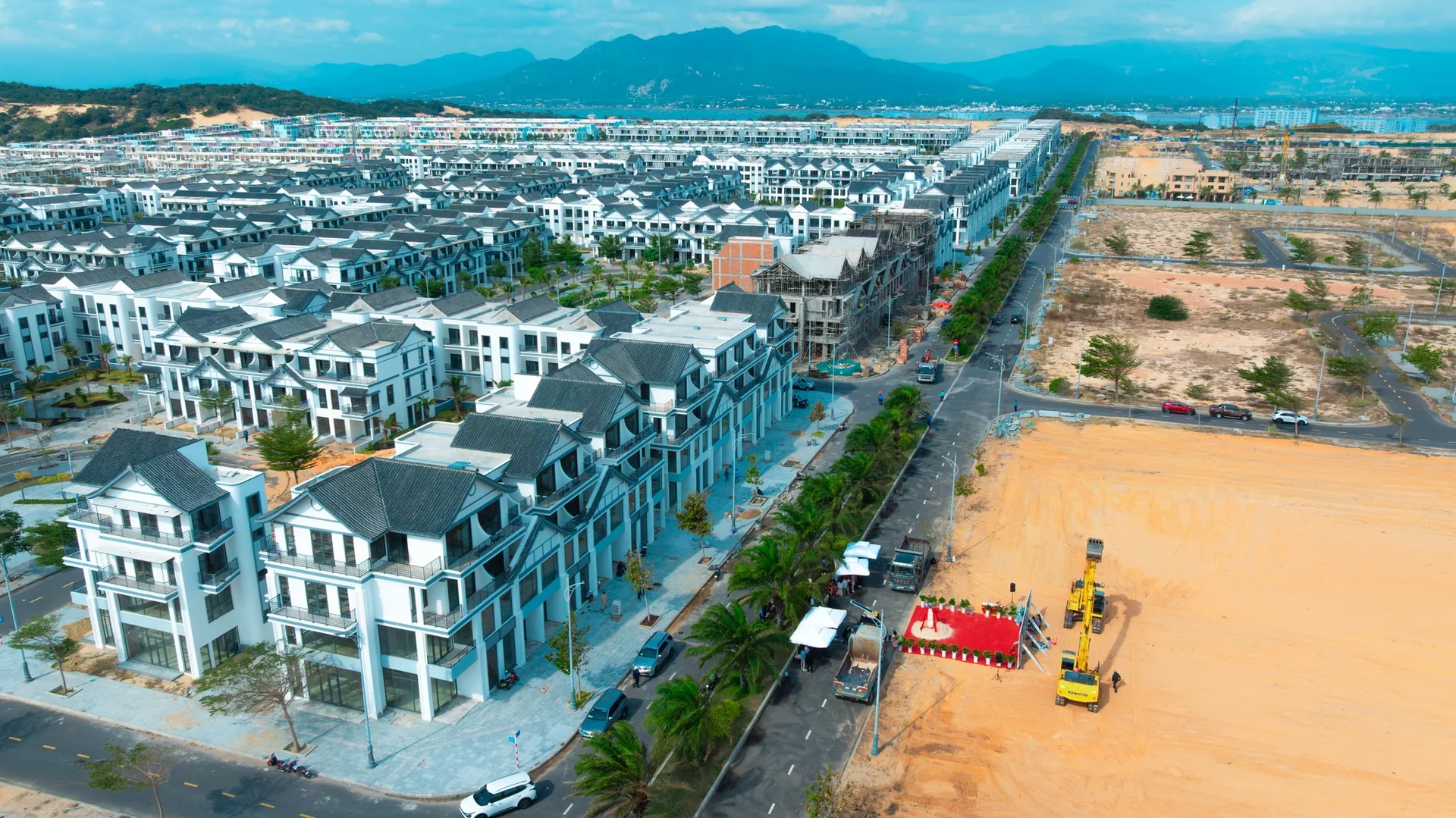 Flycam thực tế c&aacute;c d&atilde;y shophouse m&aacute;i dốc Nhật Bản đ&atilde; ho&agrave;n thiện nằm kế b&ecirc;n khu đất động thổ Nikko Clubhouse tại Para Sol