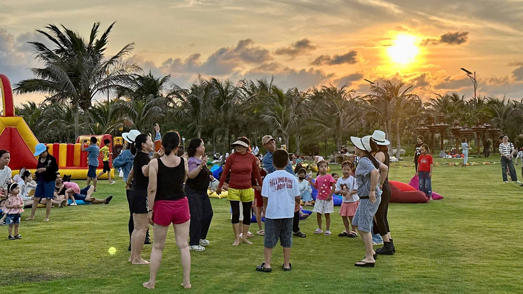 Hoạt động team-building gia đình sôi động dưới ánh hoàng hôn trên thảm cỏ CaraBeach