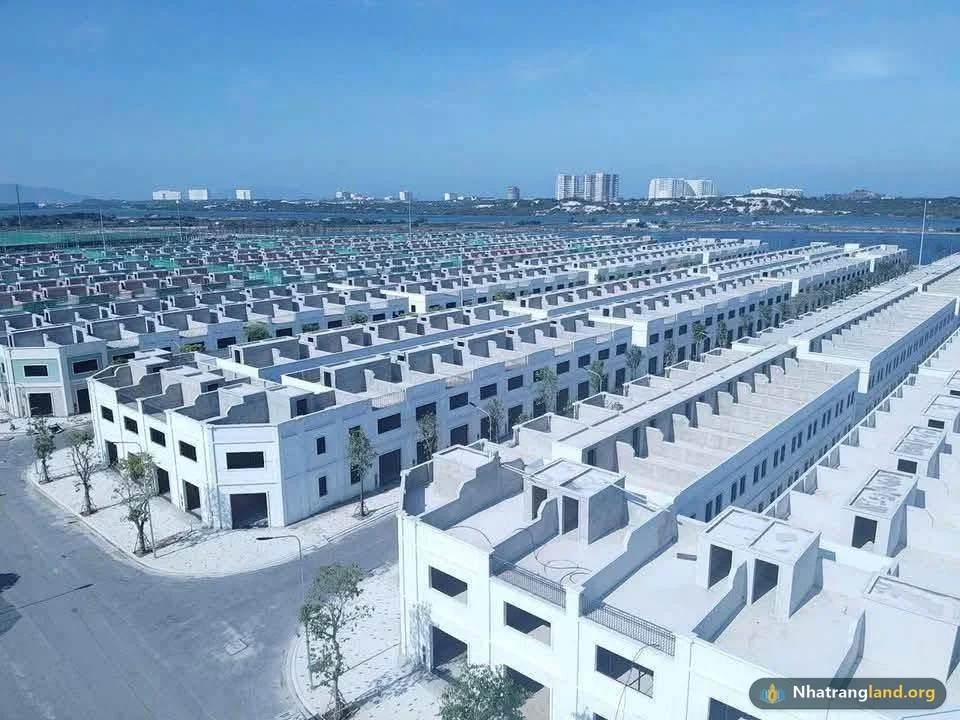 Thực tế khu nh&agrave; ở x&atilde; hội v&agrave; thương mại dịch vụ Vinhomes Happy Home Cam Ranh quy m&ocirc; 87,64 ha đang b&agrave;n giao năm 2026