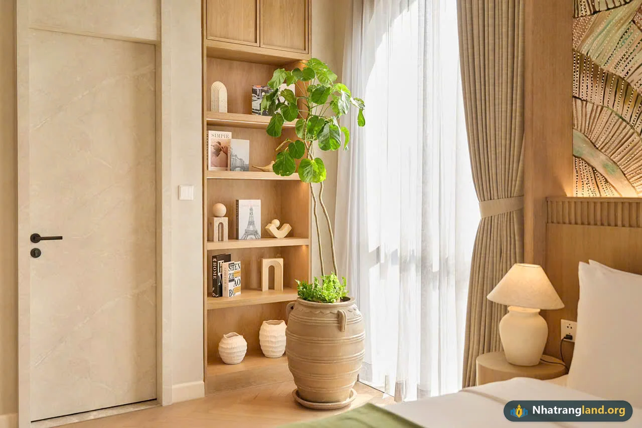Ảnh chụp thực tế phòng ngủ gỗ mộc ấm cúng đón nắng tự nhiên tại Căn mẫu Biệt thự Song lập The Elite Charmora City