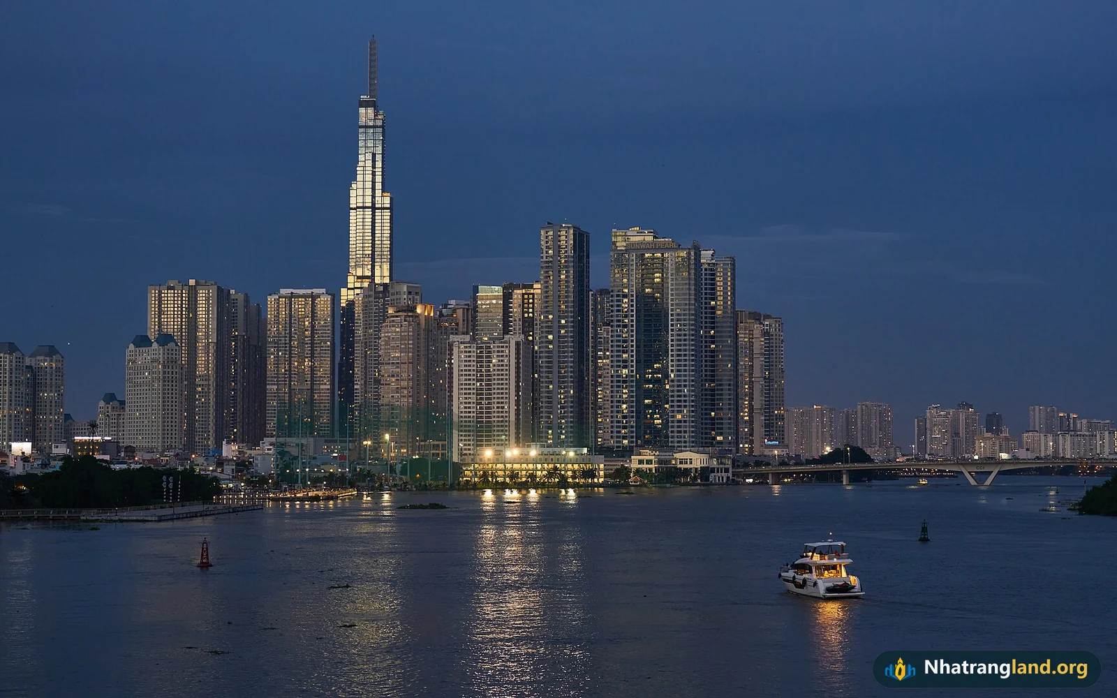 Đường ch&acirc;n trời hiện đại ven s&ocirc;ng S&agrave;i G&ograve;n mang dấu ấn c&aacute;c khu đ&ocirc; thị Vinhomes Central Park v&agrave; Vinhomes Golden River Ba Son