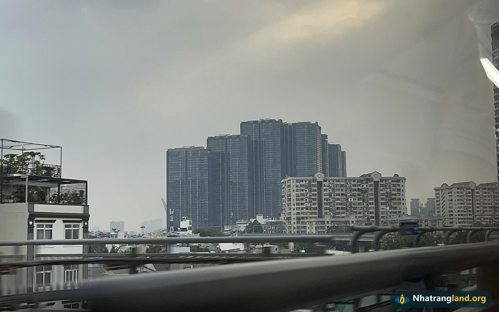 Tuyến t&agrave;u điện Metro số 1 Bến Th&agrave;nh Suối Ti&ecirc;n chạy xuy&ecirc;n qua khu đ&ocirc; thị Vinhomes Golden River Ba Son