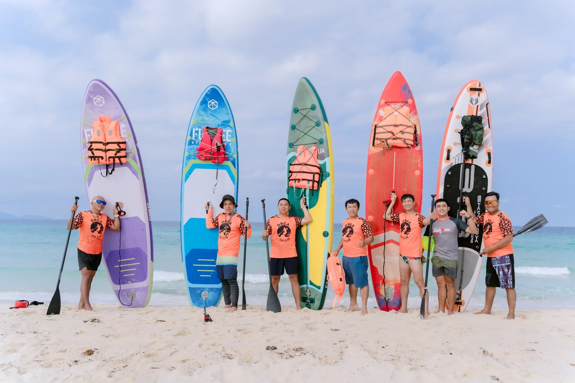Đo&agrave;n du kh&aacute;ch mặc &aacute;o phao trải nghiệm ch&egrave;o v&aacute;n SUP tại CLB thể thao biển CaraBeach