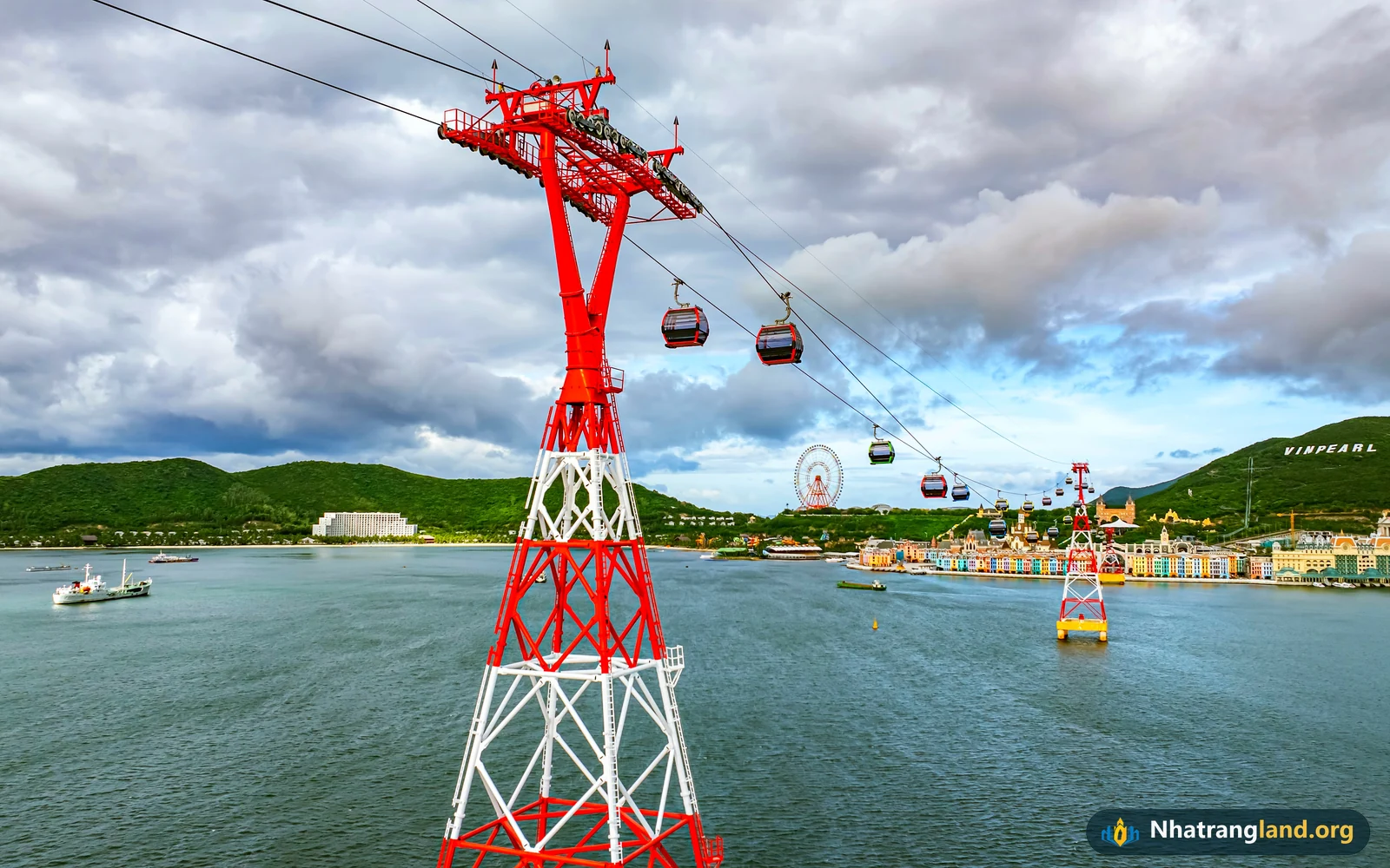Tuyến c&aacute;p treo vượt biển d&agrave;i 3.320m nối từ mũi Ph&uacute; Qu&yacute; số 9 Trần Ph&uacute; sang tổ hợp Vinpearl Harbour đảo H&ograve;n Tre