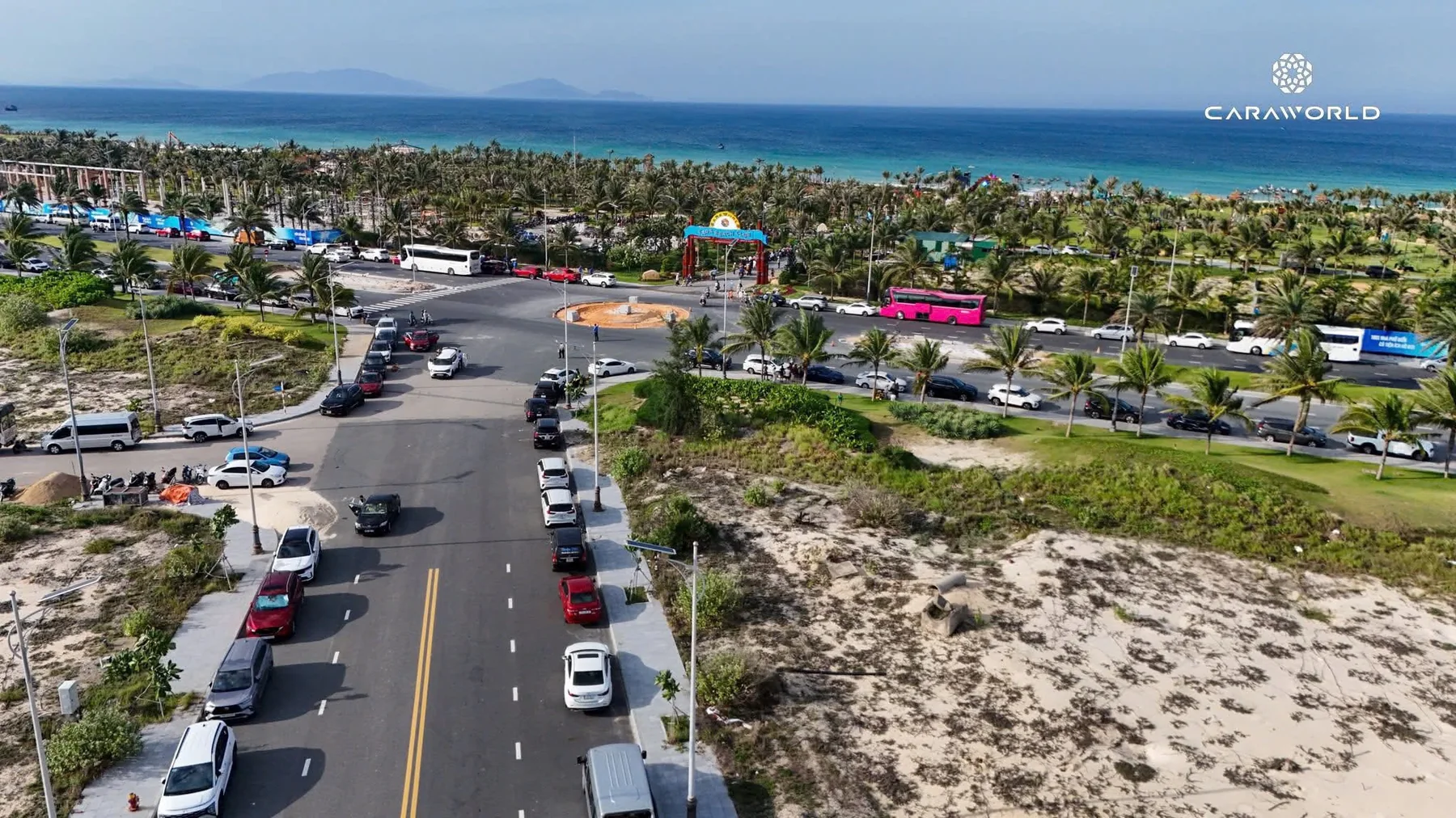 Dòng xe du lịch 45 chỗ và ô tô cá nhân nối đuôi đổ về bãi đỗ xe biển CaraBeach Cam Ranh