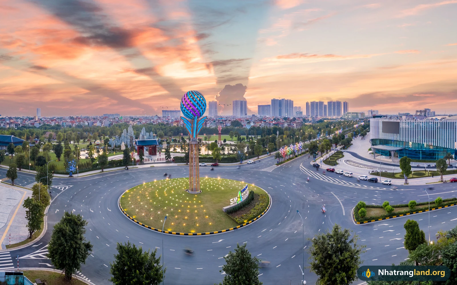 Trục đại lộ giao th&ocirc;ng nội khu rộng lớn v&agrave; c&ocirc;ng vi&ecirc;n trung t&acirc;m 10,2 ha tại Vinhomes Smart City