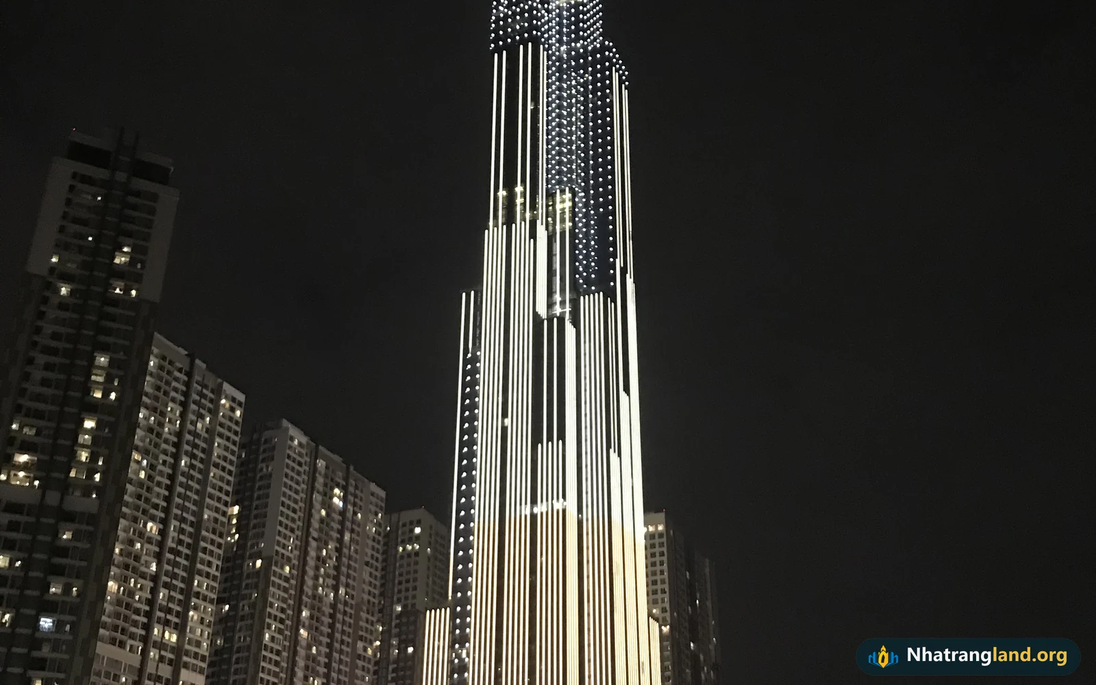 T&ograve;a th&aacute;p biểu tượng Landmark 81 cao 461,2m rực s&aacute;ng về đ&ecirc;m b&ecirc;n s&ocirc;ng S&agrave;i G&ograve;n thuộc khu đ&ocirc; thị Vinhomes Central Park