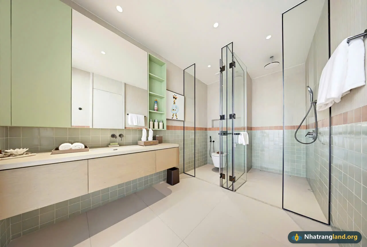 Ảnh chụp thực tế phòng tắm Master bồn ngâm thư giãn chuẩn resort 5 sao bên trong Căn mẫu Biệt thự Song lập The Elite