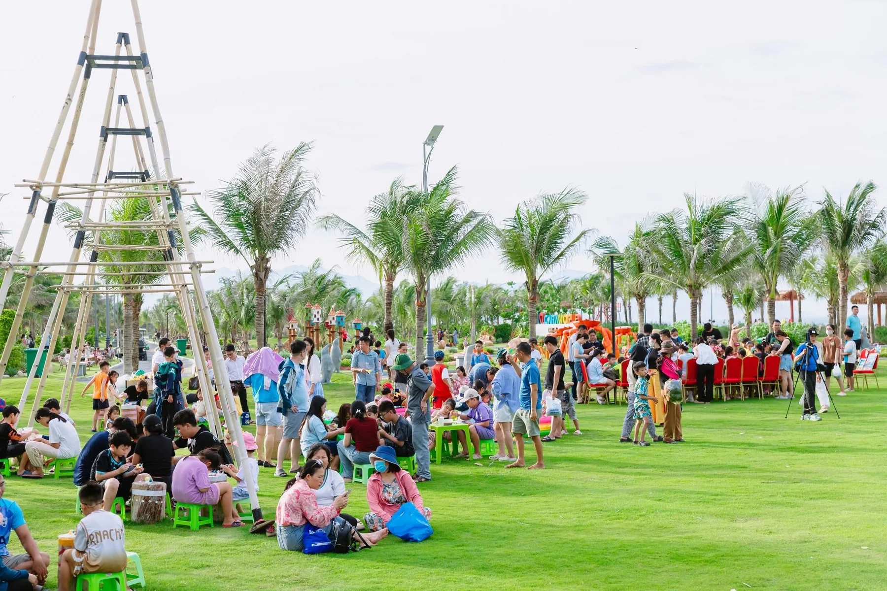 Hàng trăm gia đình trải thảm dã ngoại dưới rặng dừa xanh mát sát biển CaraBeach
