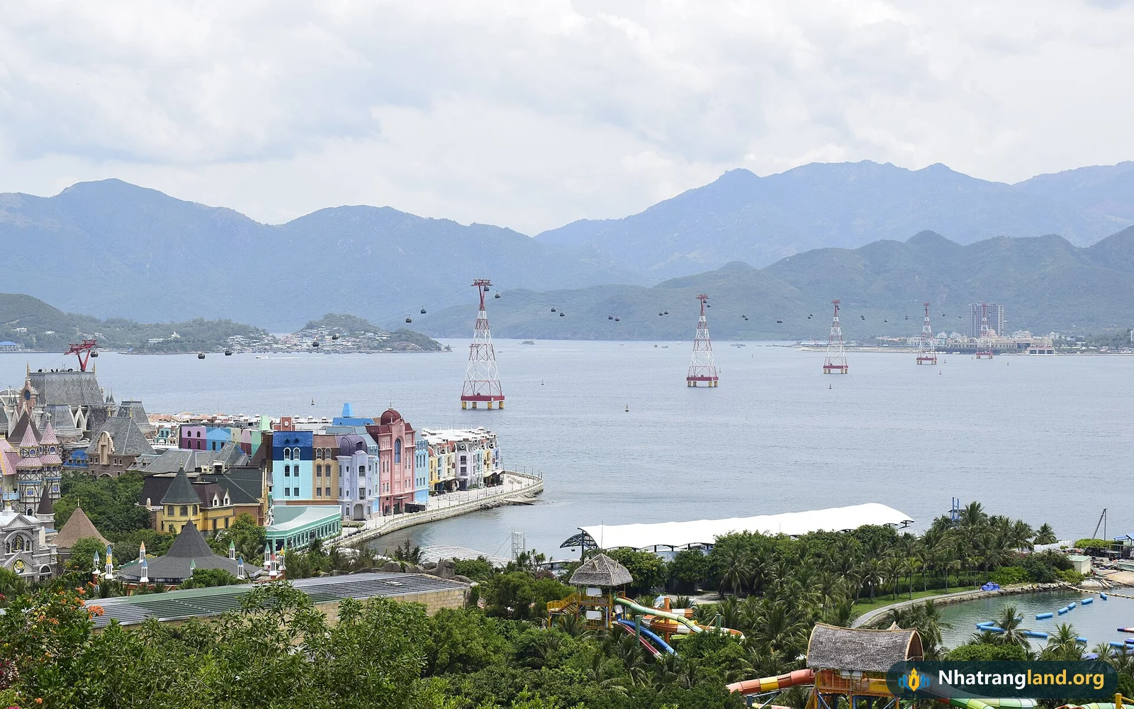 To&agrave;n cảnh vịnh Nha Trang v&agrave; si&ecirc;u quần thể nghỉ dưỡng giải tr&iacute; Vinpearl VinWonders tr&ecirc;n đảo H&ograve;n Tre của Tập đo&agrave;n Vingroup
