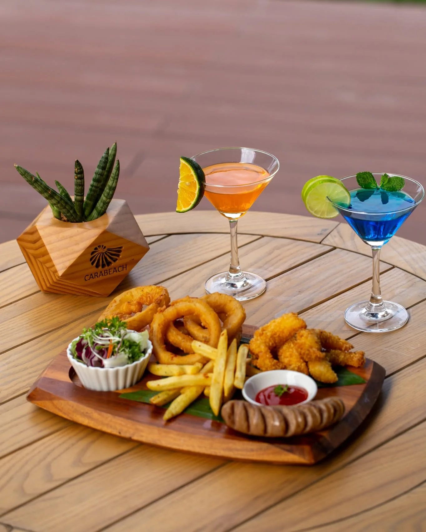 Thực tế c&aacute;c m&oacute;n hải sản nướng, salad tươi v&agrave; ly cocktail pha chế phục vụ du kh&aacute;ch tại CaraBeach