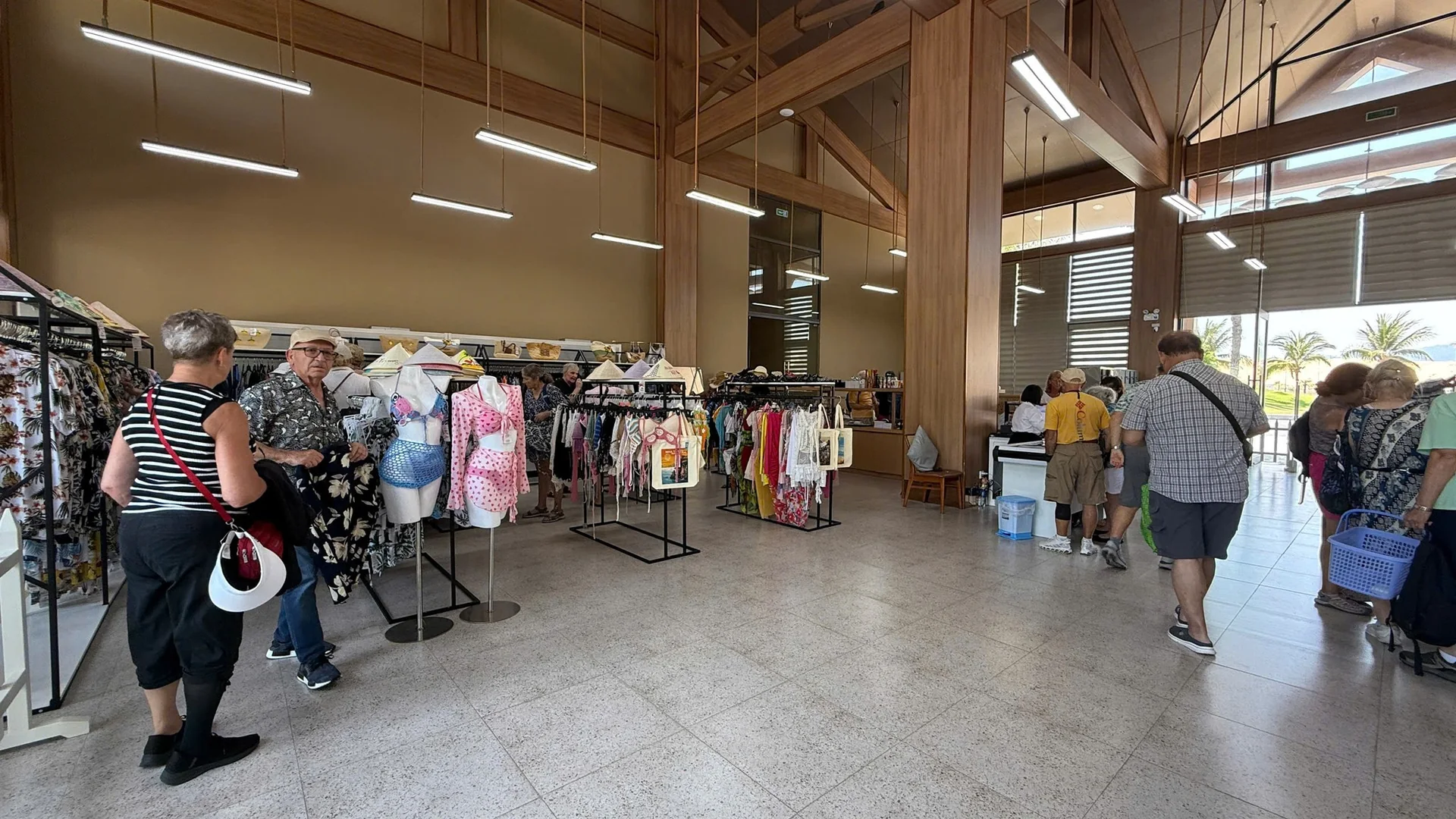 Du kh&aacute;ch quốc tế tấp nập mua sắm trang phục biển, n&oacute;n l&aacute; v&agrave; qu&agrave; lưu niệm b&ecirc;n trong si&ecirc;u thị CaraMart