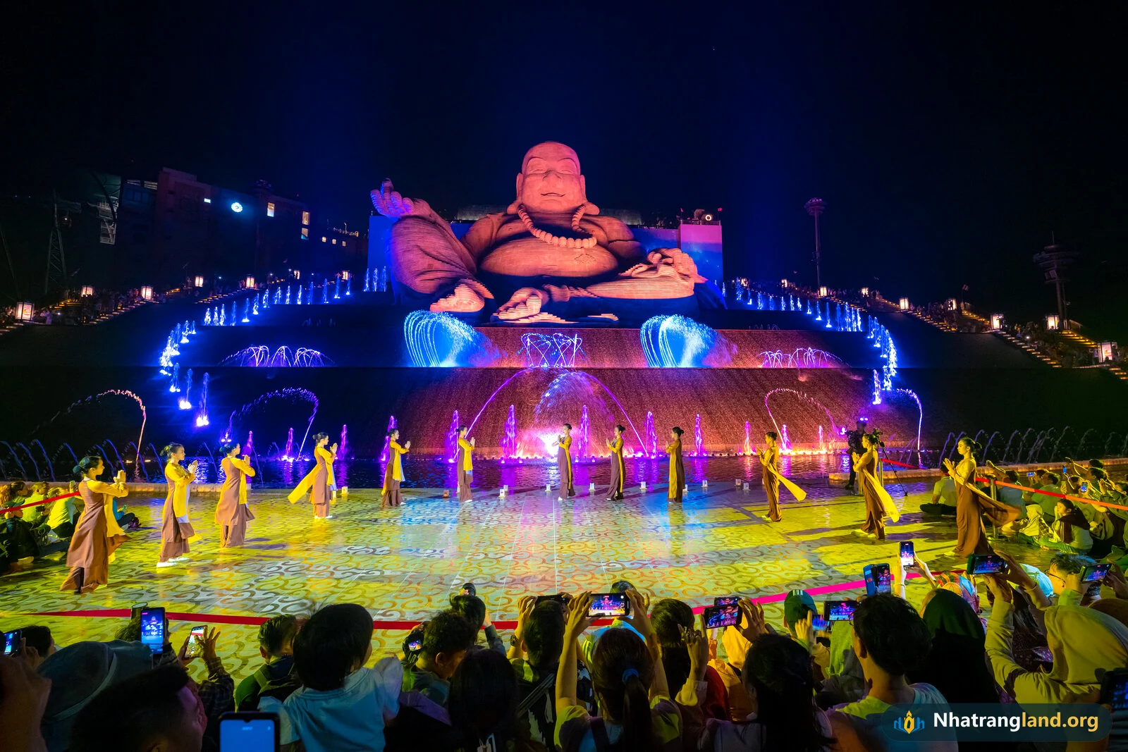 Show trình diễn nhạc nước và ánh sáng nghệ thuật ban đêm quanh Tôn tượng Bồ Tát Di Lặc bằng 6.688 viên đá sa thạch tại Núi Bà Đen