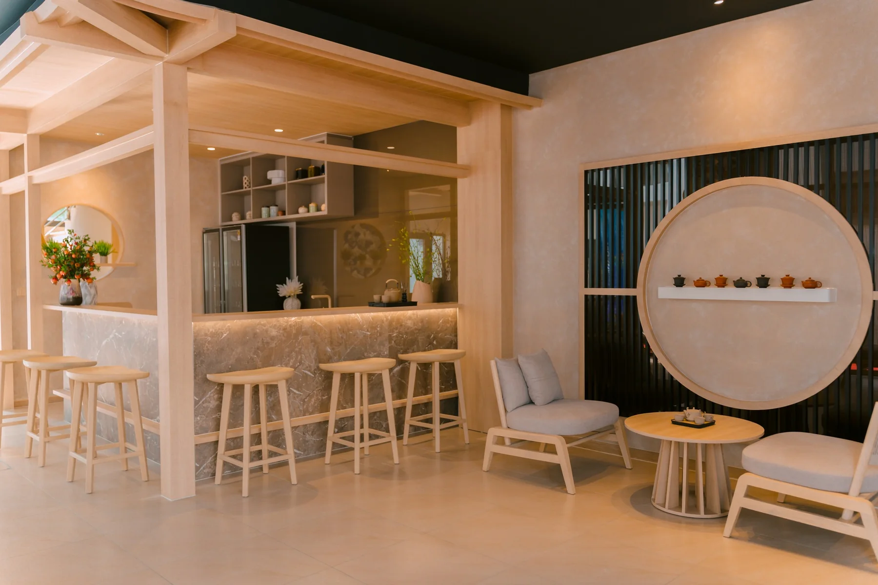 Không gian nội thất phòng khách và quầy bar bếp phong cách Japandi bên trong nhà mẫu tiểu khu Nikko Para Sol