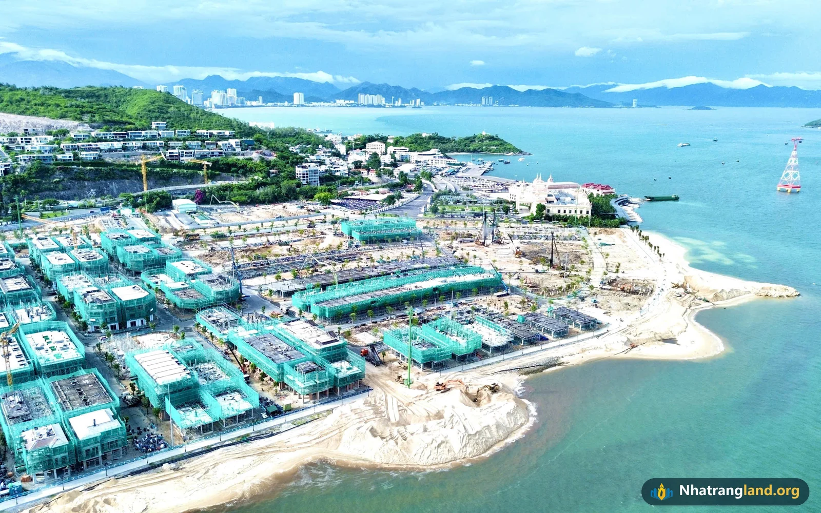 Thực tế tháng 10/2026 dải bãi cát trắng mặt biển đang tôn tạo nối liền về phía Nhà ga Cáp treo Vinpearl Hòn Tre tại Vinhomes Pearl Bay