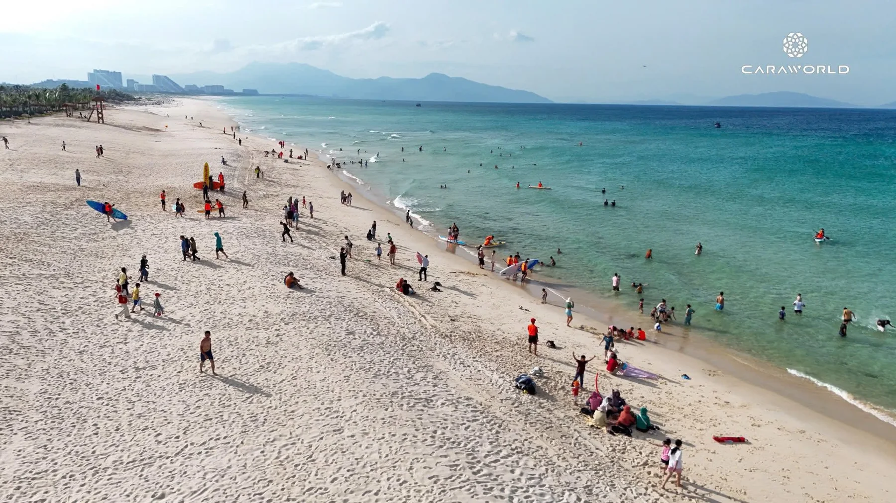 Flycam hàng trăm du khách tắm biển và dạo bờ cát trắng mịn tự nhiên tại CaraBeach Bãi Dài