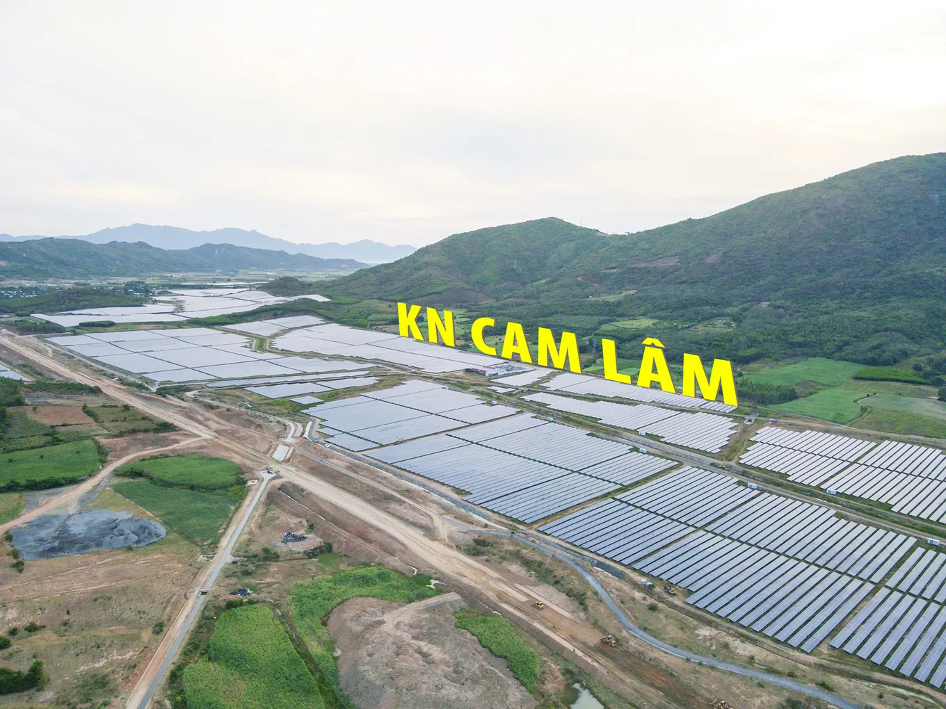 Flycam thực tế cụm Nhà máy Điện mặt trời KN Cam Lâm công suất 100 MWp đang vận hành thương mại tại tỉnh Khánh Hòa của KN Holdings