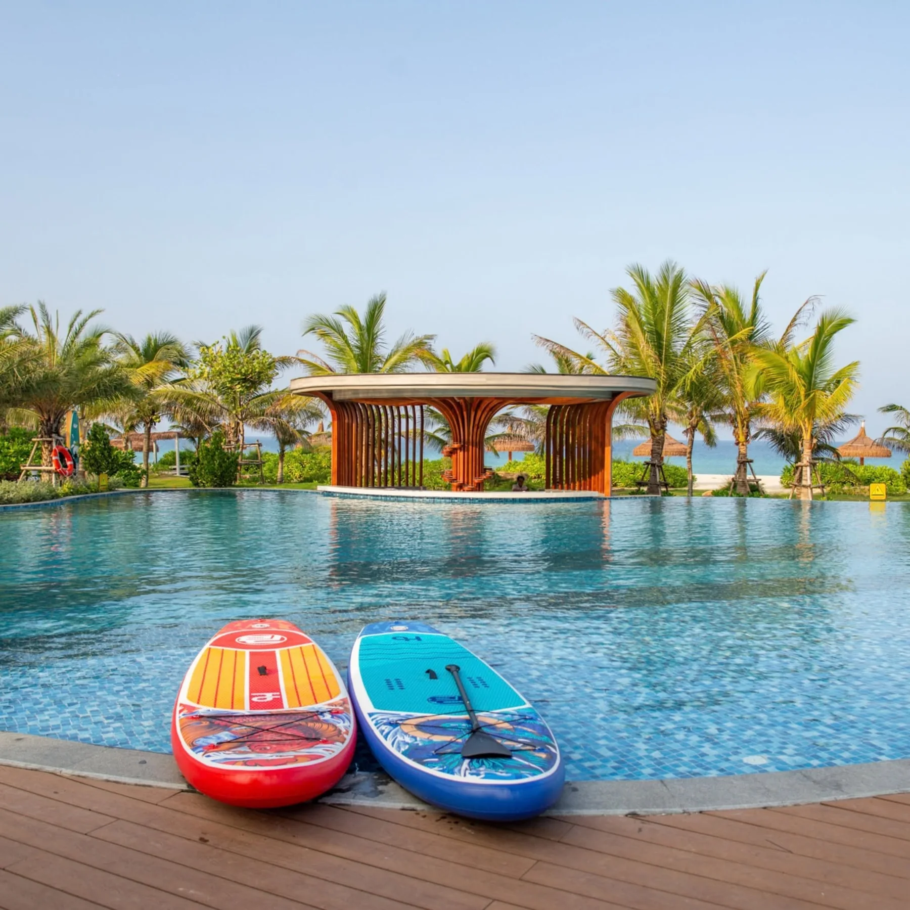 Hồ bơi trung t&acirc;m kết hợp trải nghiệm ch&egrave;o v&aacute;n SUP thực tế b&ecirc;n trong khu nghỉ dưỡng CaraBeach Retreat