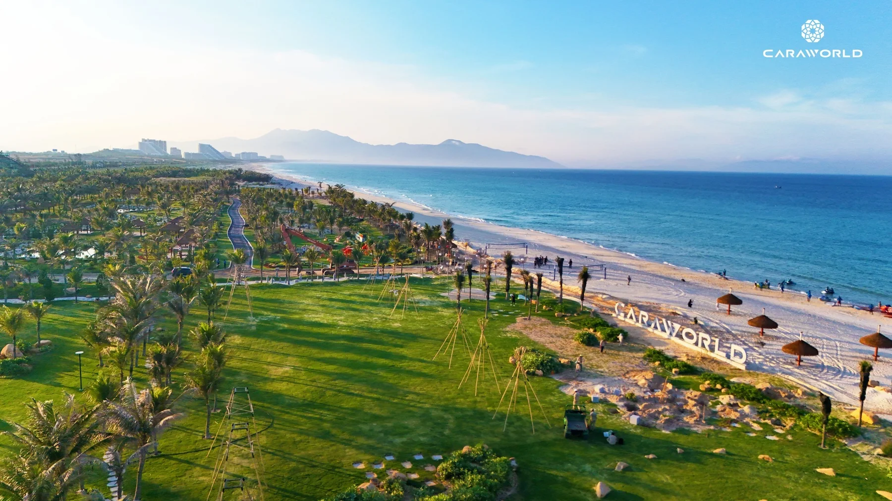 Dãy chòi lá nghỉ mát trải dọc đường bờ biển xanh trong liền kề CaraBeach Bar