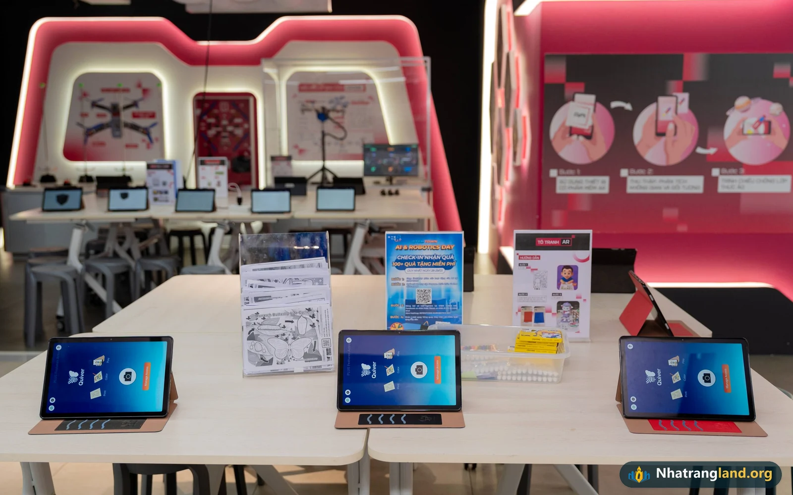 Học sinh h&agrave;o hứng thực h&agrave;nh lắp r&aacute;p robot tại kh&ocirc;ng gian s&aacute;ng tạo STEM của KDI Education