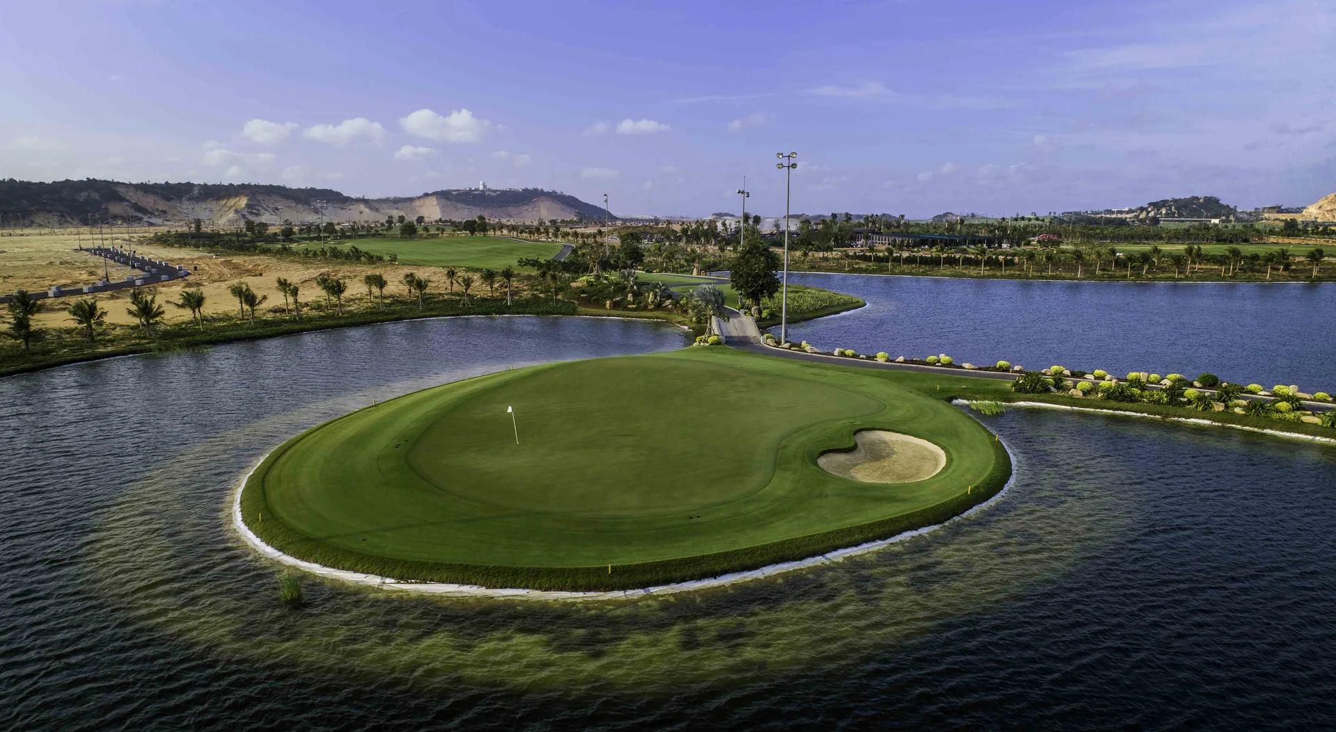 Thực tế hố golf đảo xanh Par-3 giữa mặt hồ tại ph&acirc;n khu The Oasis thuộc KN Golf Links Cam Ranh