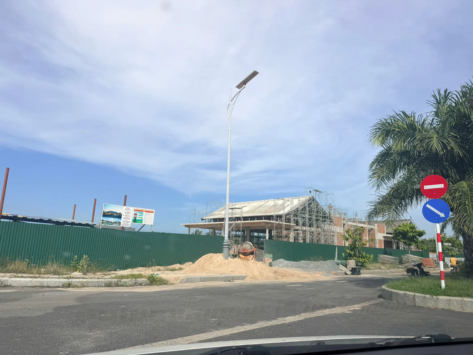Thực tế công trường Nikko Clubhouse tháng 10/2026 nhìn từ trục đường nội khu Nikko Park đã lên xong khung kết cấu 2 tầng và bảng thông tin dự án