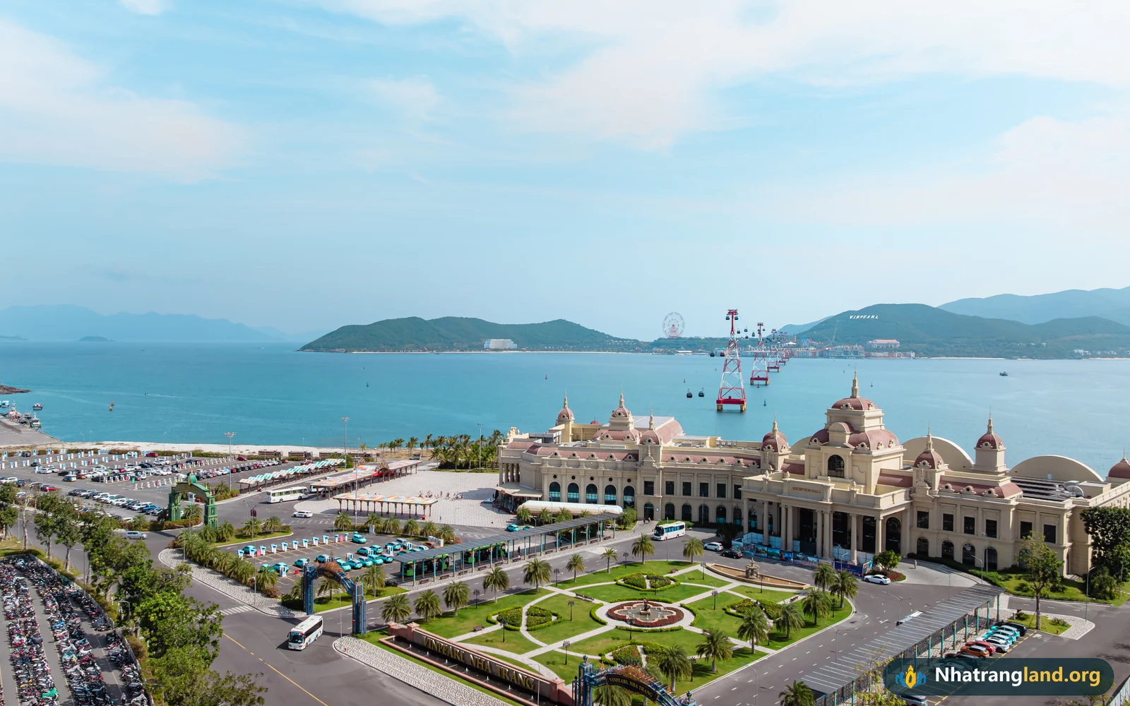 Nhà ga Cáp treo Vinpearl kiến trúc lâu đài Châu Âu nằm ngay sát ranh giới phía Đông Bắc dự án Vinhomes Pearl Bay Nha Trang