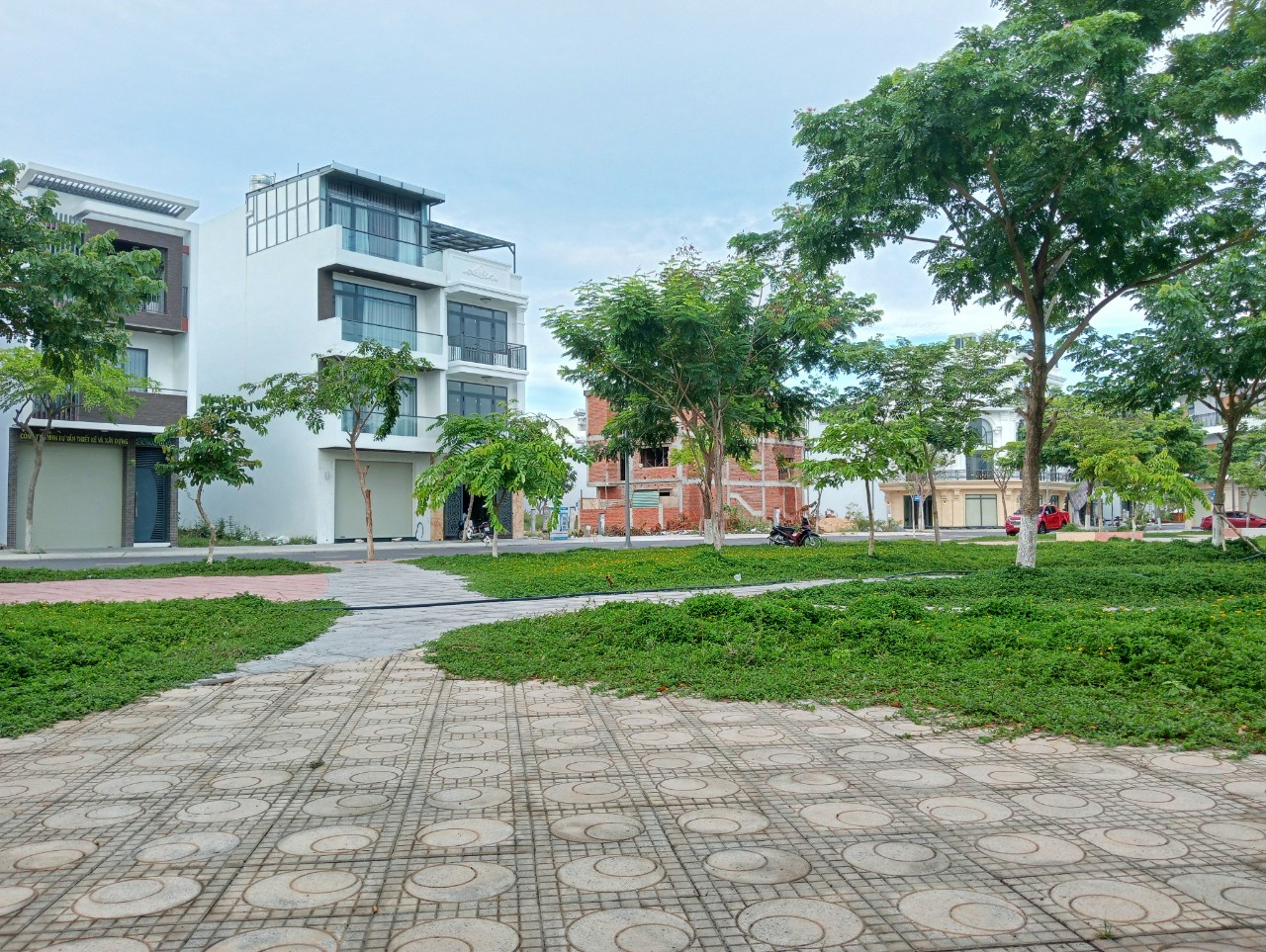 C&ocirc;ng vi&ecirc;n nội khu khu đ&ocirc; thị H&agrave; Quang 2 Nha Trang với d&atilde;y nh&agrave; phố ph&iacute;a sau, th&aacute;ng 7/2022