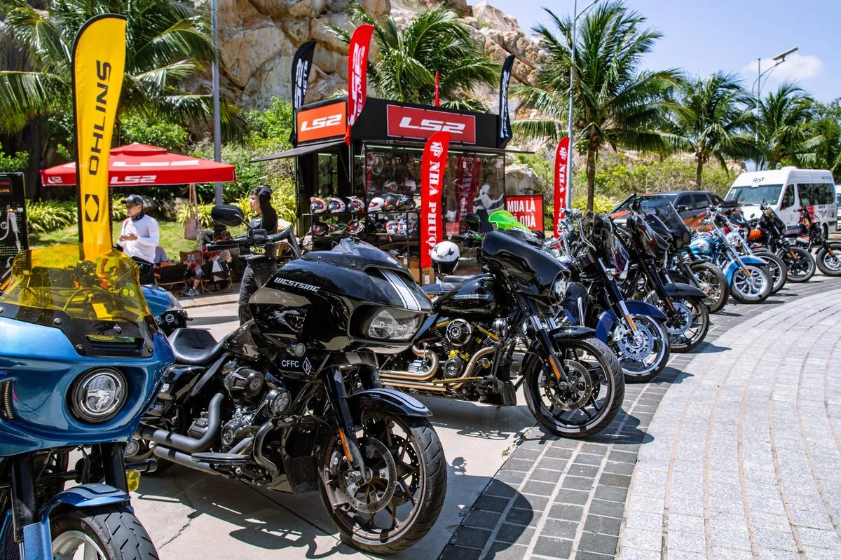 Dàn mô tô Harley-Davidson đen bóng xếp hàng tại khu triển lãm booth nhà tài trợ Ohlins Bike Week 2026