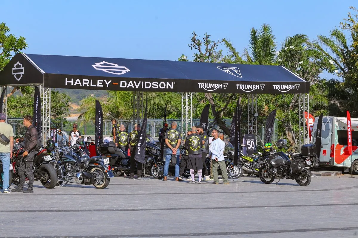 Khu trưng bày Harley-Davidson và Triumph dưới mái che tại Bike Week Vietnam 2026 CaraWorld