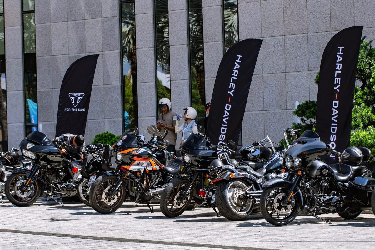 Dàn mô tô phân khối lớn trưng bày trước khu vực Harley-Davidson và Triumph Bike Week Vietnam 2026