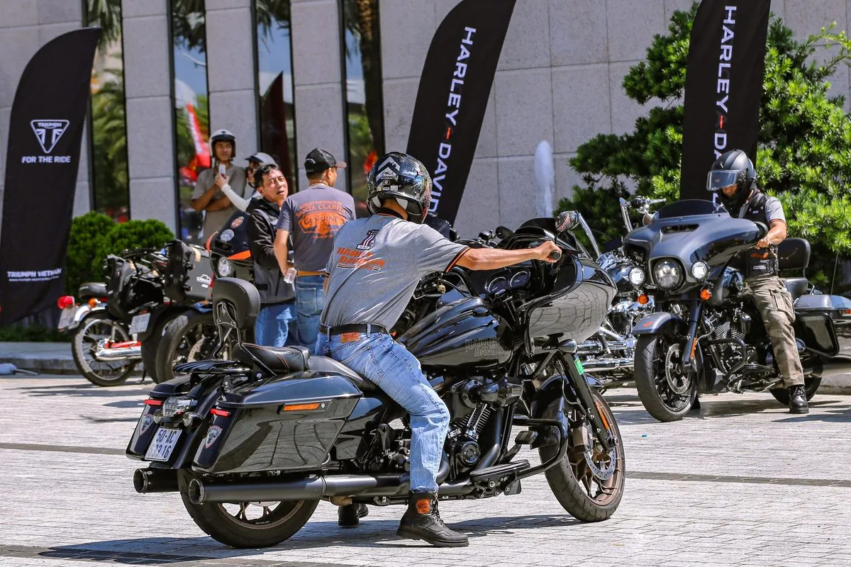 Biker lái Harley-Davidson Road Glide trước khu vực banner Harley-Davidson chính hãng Bike Week 2026