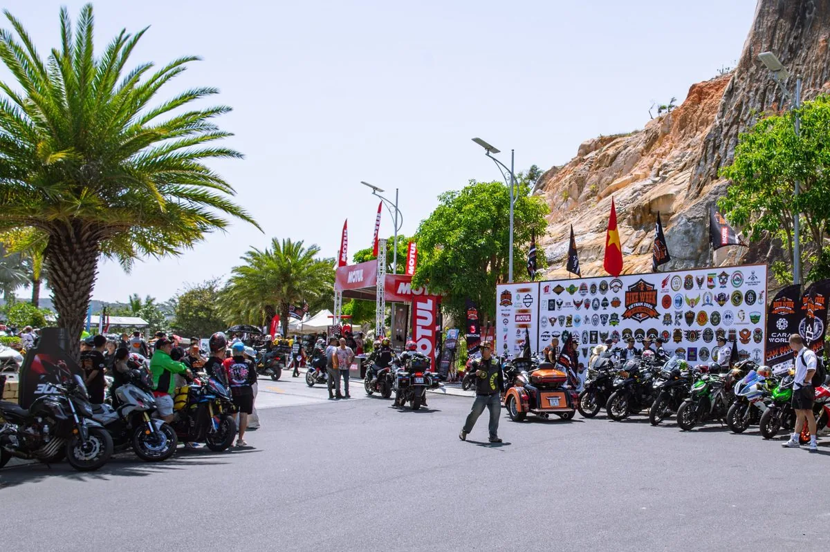 Biker tập trung tại khu vực sự kiện dưới chân núi đá với backdrop logo các câu lạc bộ mô tô Bike Week 2026
