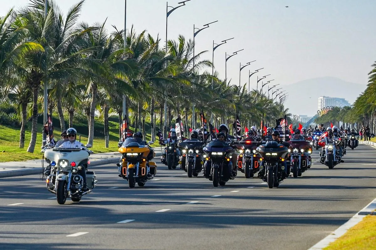 Đoàn diễu hành hàng trăm mô tô phân khối lớn trên đại lộ CaraWorld Cam Ranh tại Bike Week Vietnam 2026 We Are All Brothers