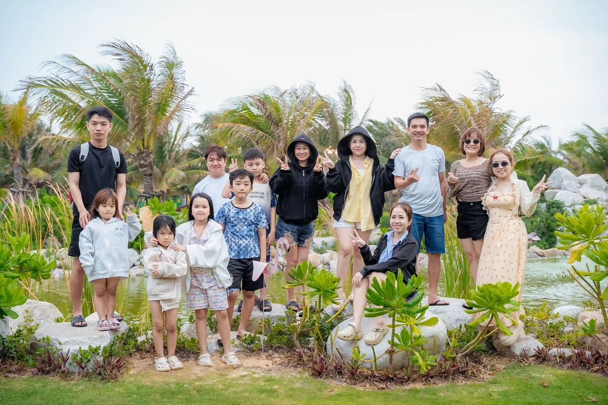 Đại gia đình đa thế hệ chụp ảnh bên hồ cảnh quan xanh mát tại CaraWorld Cam Ranh