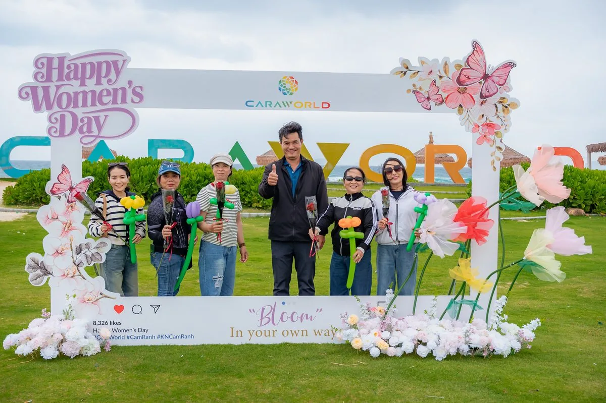 Gia đình chụp ảnh tập thể tại photo frame Happy Women Day Bloom in Your Own Way CaraWorld