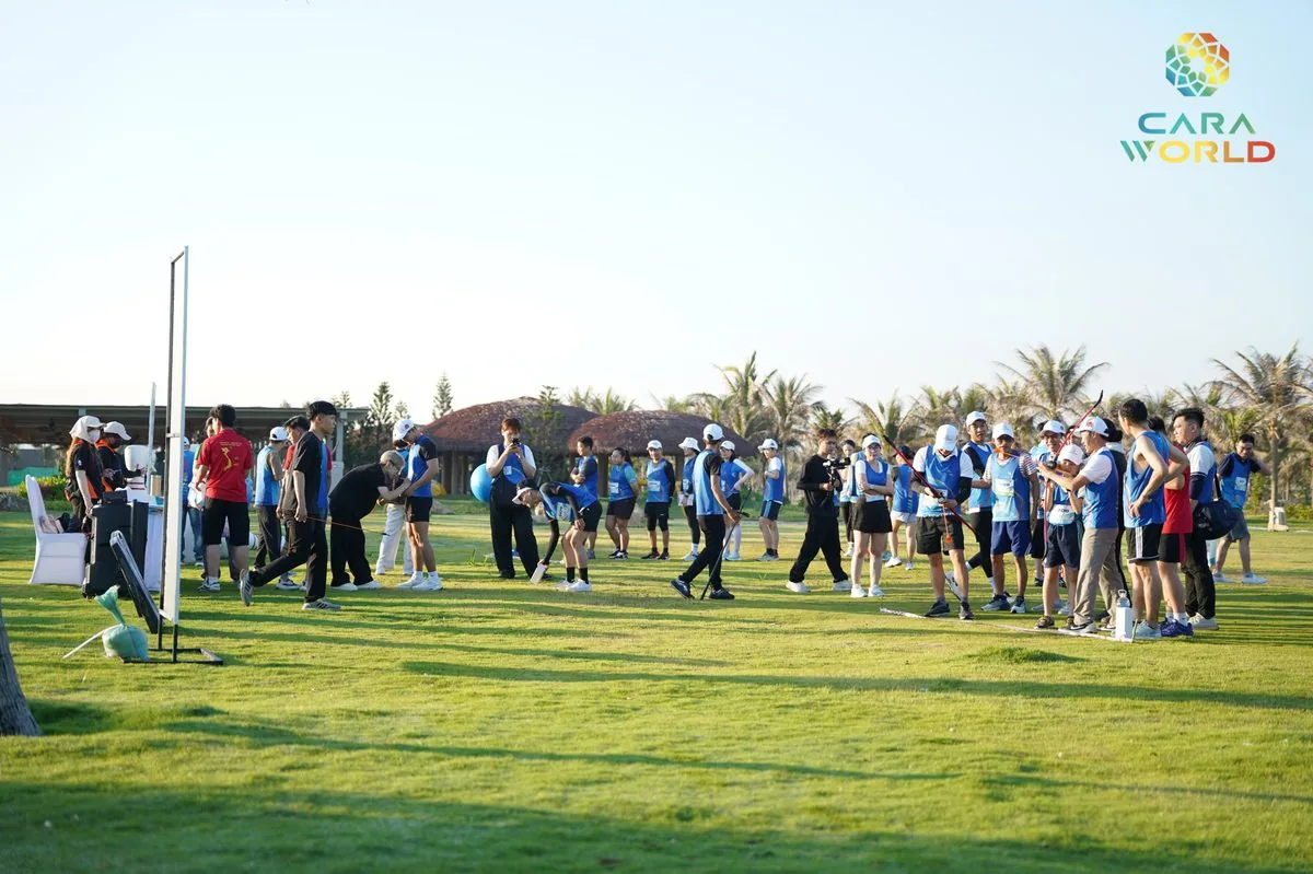 Đông đảo vận động viên tập trung trên thảm cỏ hoạt động team building giải Cara Run 2026