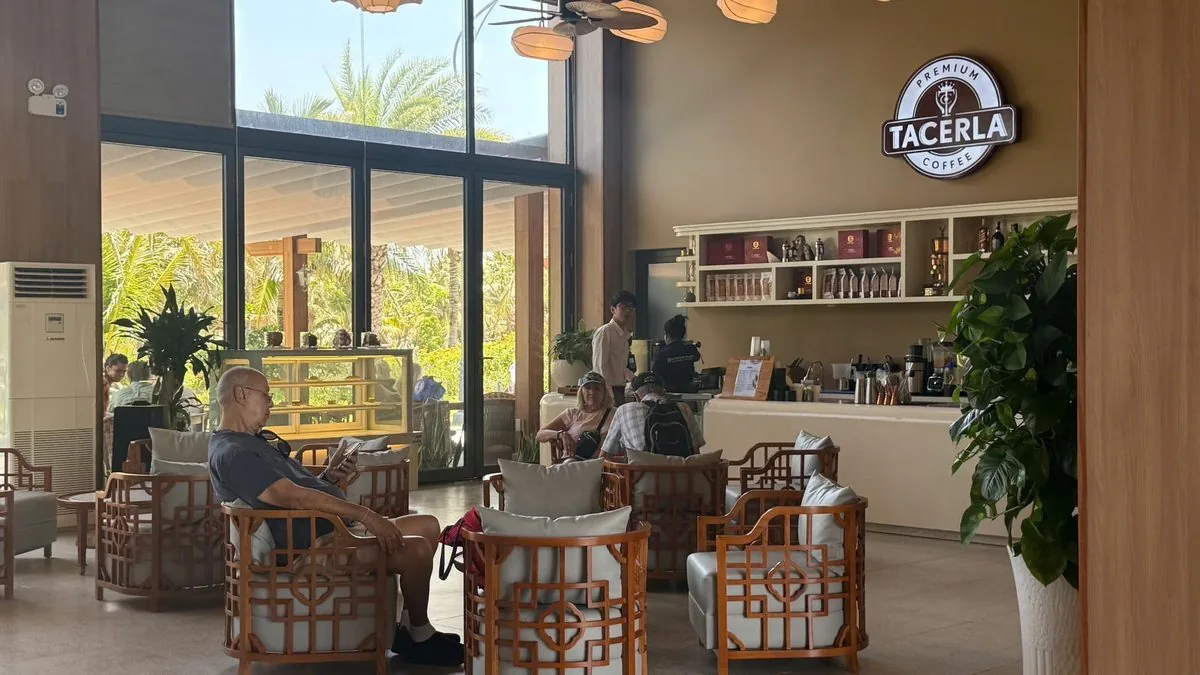 Du khách phương Tây thưởng thức cà phê tại Tacerla Premium Coffee CaraWorld Cam Ranh