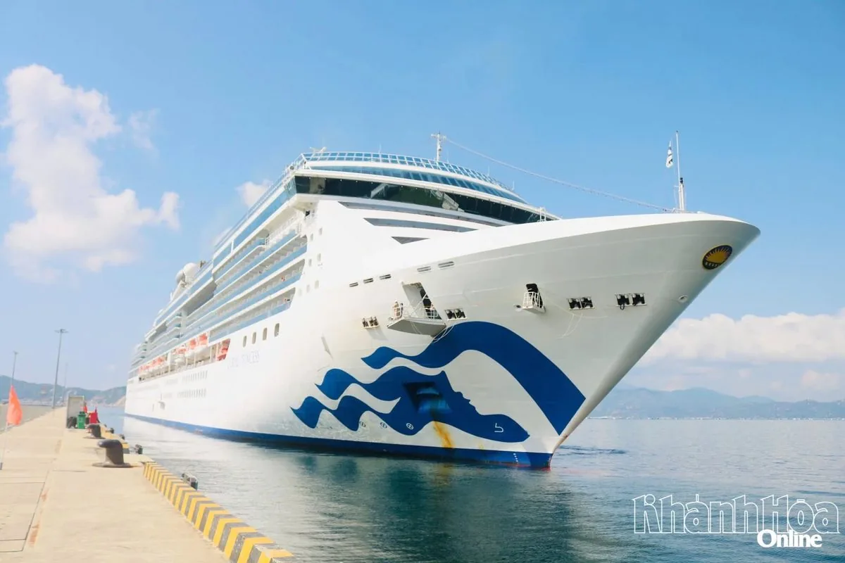 Tàu Coral Princess cập cảng Cam Ranh với logo sóng biển xanh đặc trưng trên thân tàu trắng